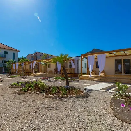 Mobile Homes Pine Tree * Dobropoljana