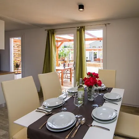 Tatil parkı Mobile Homes Pine Tree Dobropoljana