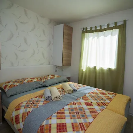 Mobile Homes Pine Tree * Dobropoljana