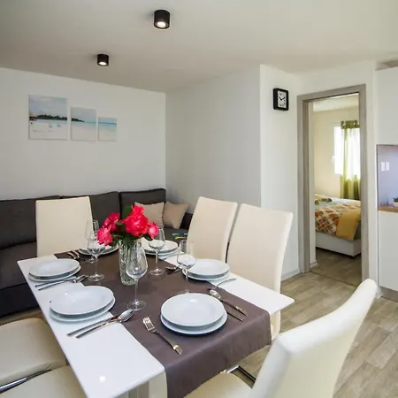 Mobile Homes Pine Tree * Dobropoljana