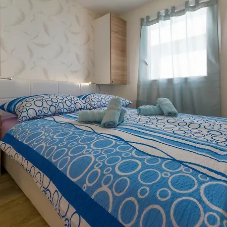 Mobile Homes Pine Tree * Dobropoljana