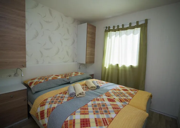 Mobile Homes Pine Tree * Dobropoljana