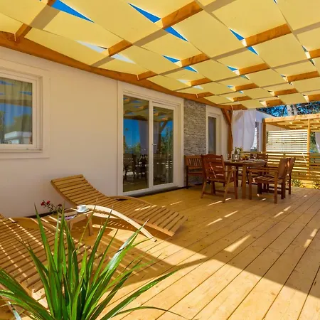 Mobile Homes Pine Tree פארק נופש דוברופוליינה