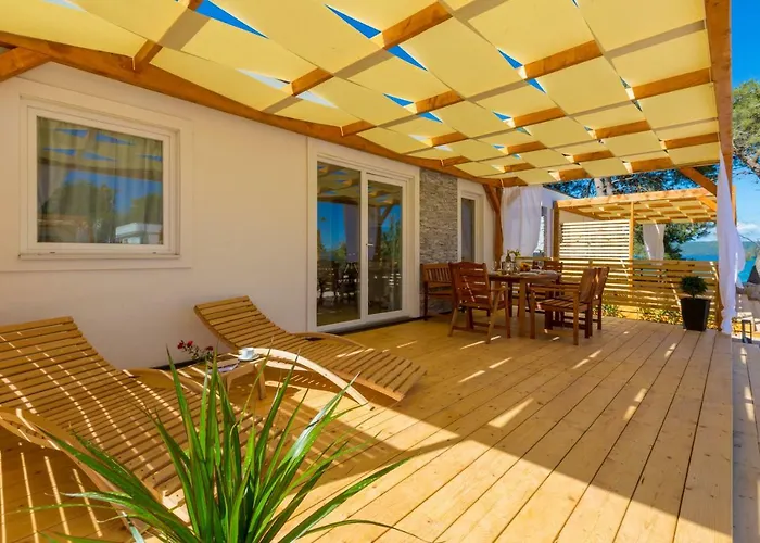 Mobile Homes Pine Tree منتزه العطل Dobropoljana