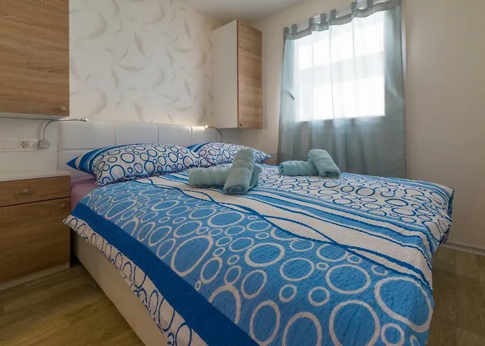 Mobile Homes Pine Tree * Dobropoljana