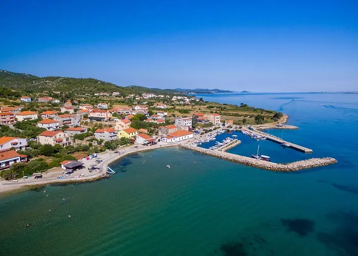 Mobile Homes Pine Tree منتزه العطل Dobropoljana