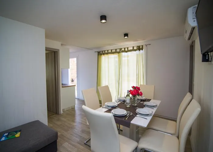 Mobile Homes Pine Tree * Dobropoljana