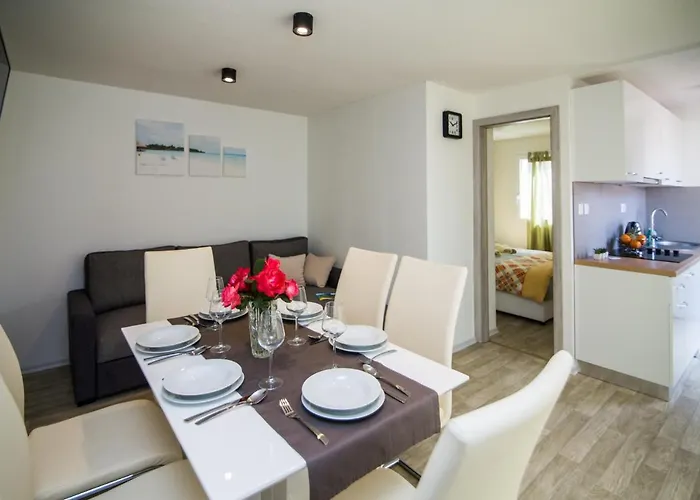 Mobile Homes Pine Tree * Dobropoljana